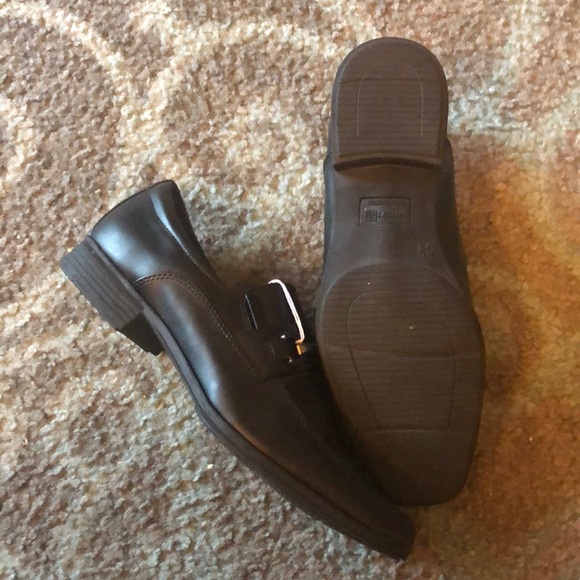 Black dress shoes- size 5-1/2 .. never worn tag still on. Buckle across top. - Picture 3 of 4
